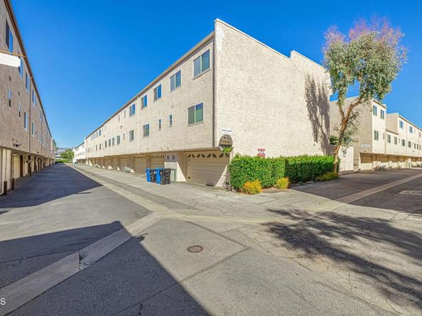 22239 1/4 Erwin Street, Woodland Hills CA 91367