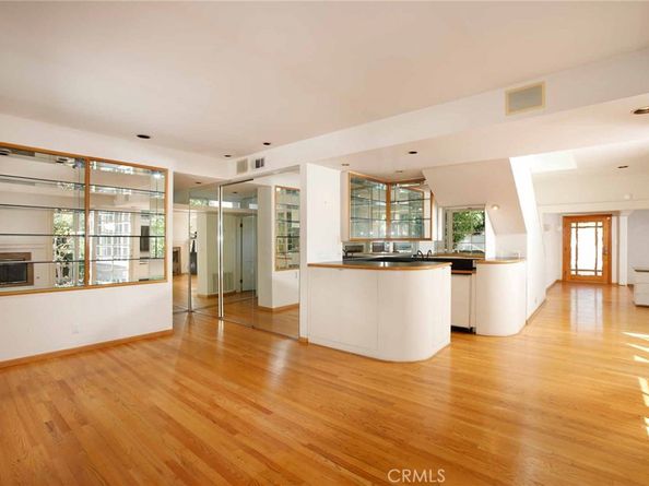 3847 Royal Woods Drive, Sherman Oaks CA 91403