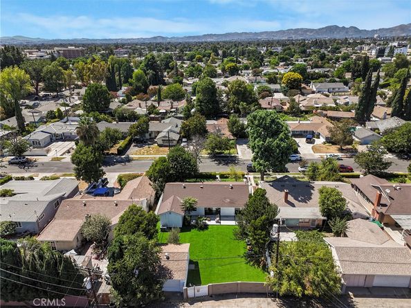 8400 Chimineas Avenue, Northridge CA 91325