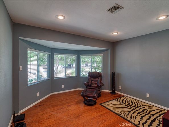 10049 10049 Langdon, San Fernando CA 91345