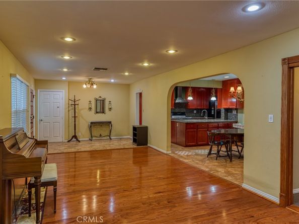 10049 10049 Langdon, San Fernando CA 91345