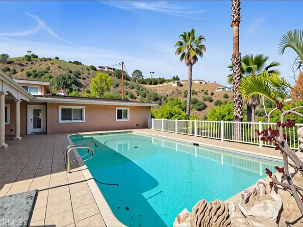 1606 Glenmont Drive, Glendale CA 91207