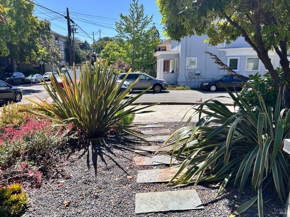 29 Moss Avenue, Oakland CA 94610