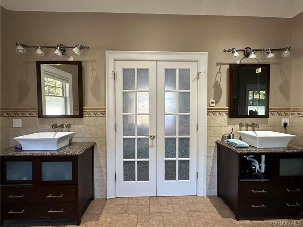 Undisclosed Address #876946, Farmingville NY 11738