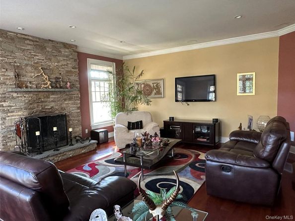 Undisclosed Address #876946, Farmingville NY 11738