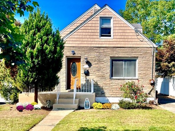 207 Wellington Road S, Garden City South NY 11530