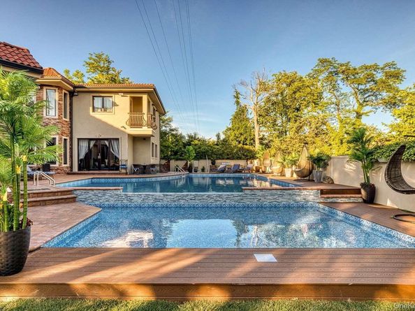 959 S End Road, Woodmere NY 11598