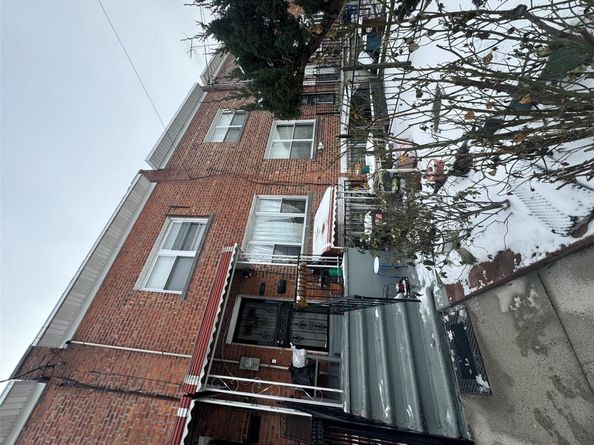 1118 213 Street E, Bronx NY 10469