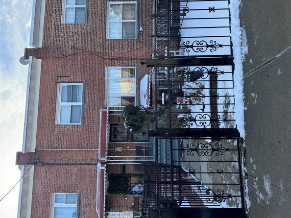 1118 213 Street E, Bronx NY 10469