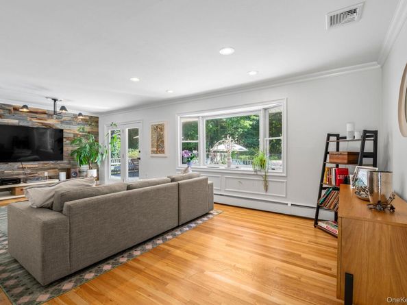 6 Rancher Place, Huntington NY 11743