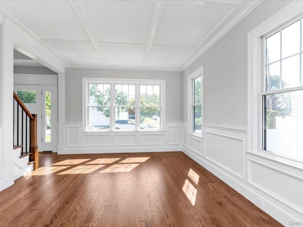 109 Greenway, Albertson NY 11507