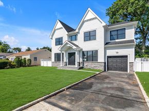 109 Greenway, Albertson NY 11507