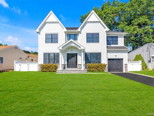 109 Greenway, Albertson NY 11507