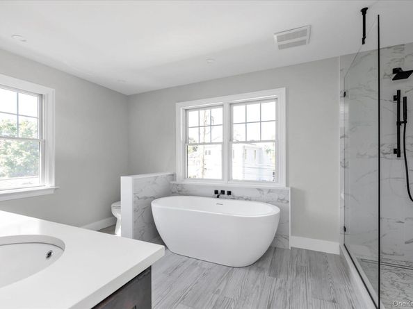 109 Greenway, Albertson NY 11507