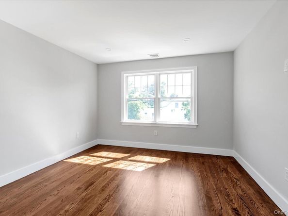 109 Greenway, Albertson NY 11507