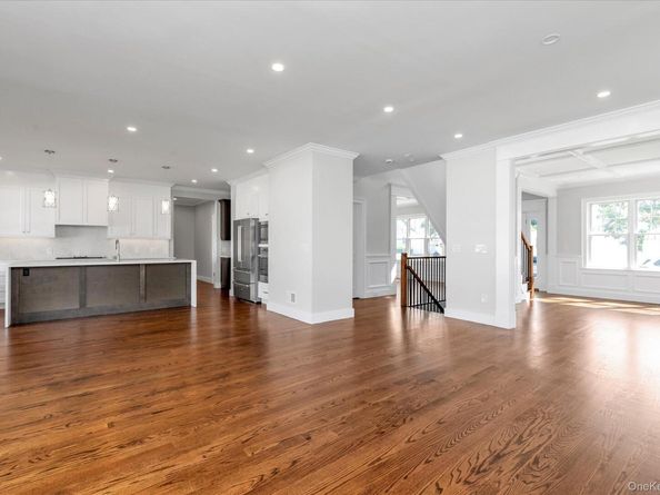 109 Greenway, Albertson NY 11507