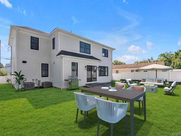 109 Greenway, Albertson NY 11507