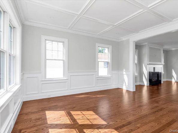 109 Greenway, Albertson NY 11507