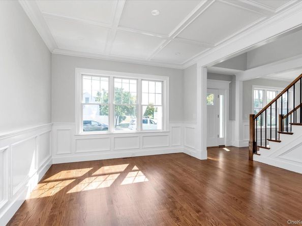 109 Greenway, Albertson NY 11507