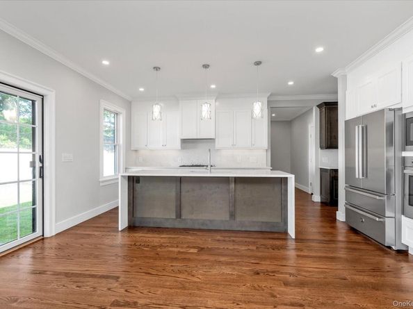 109 Greenway, Albertson NY 11507