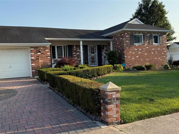 6 Winter Lane, Amityville NY 11701