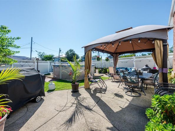 341 Green Court, Oceanside NY 11572