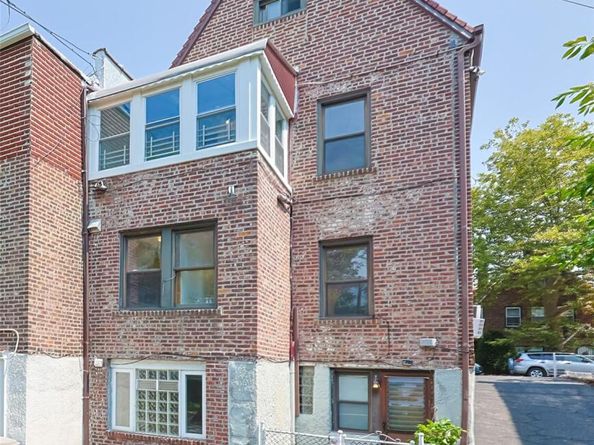 6438 84th St, Middle Village NY 11379