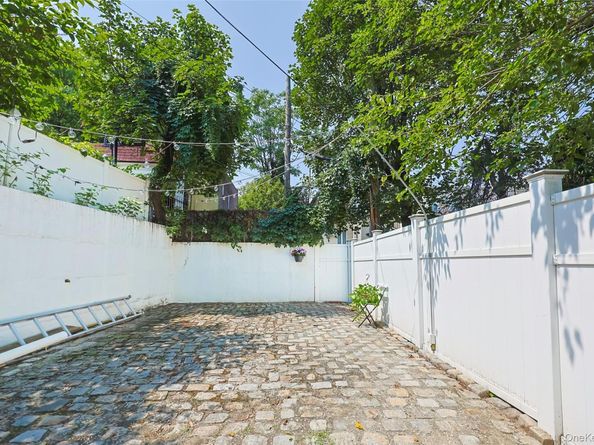 6438 84th St, Middle Village NY 11379