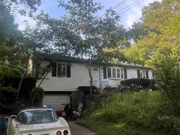 65 Maple Lane, Medford NY 11763