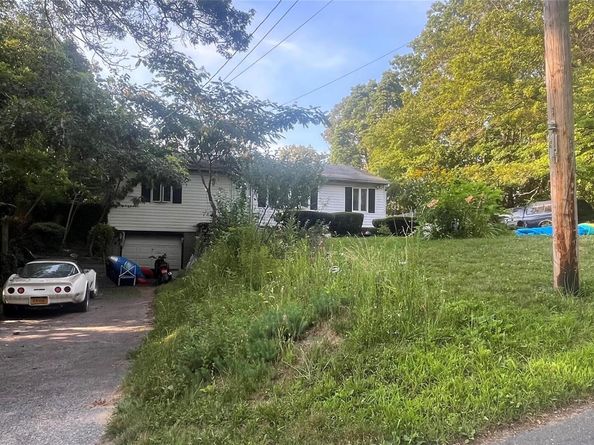 65 Maple Lane, Medford NY 11763