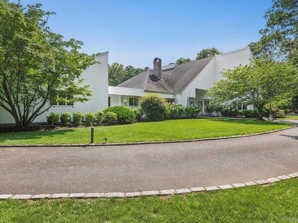 12 Honeysuckle Lane, East Quogue NY 11942