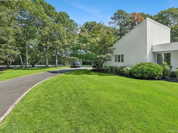 12 Honeysuckle Lane, East Quogue NY 11942