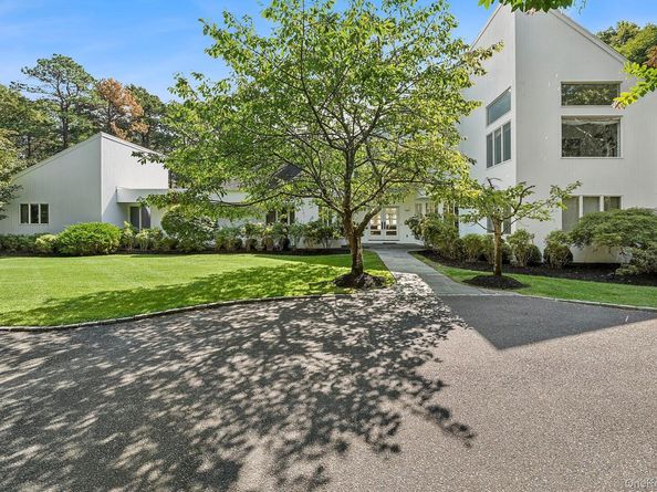 12 Honeysuckle Lane, East Quogue NY 11942