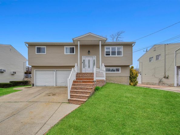 3 Ozone Place, Massapequa NY 11758