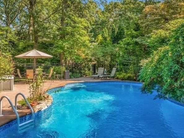 23 Whistler Hill Lane, Elwood NY 11743