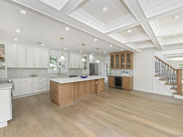 11 Edcris Lane, Huntington NY 11743