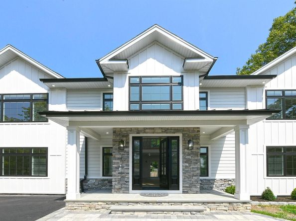 11 Edcris Lane, Huntington NY 11743