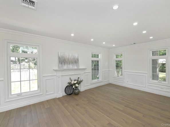 11 Edcris Lane, Huntington NY 11743