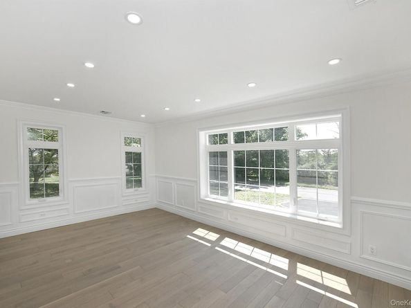 11 Edcris Lane, Huntington NY 11743