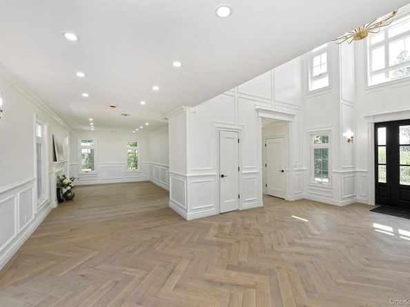 11 Edcris Lane, Huntington NY 11743