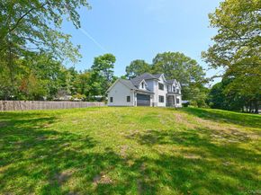 11 Edcris Lane, Huntington NY 11743
