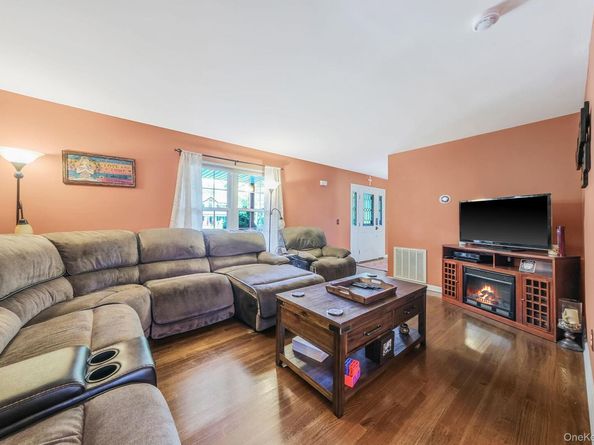 5 Bridal Path, Center Moriches NY 11934
