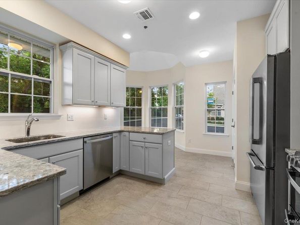 21 Steven Circle 21, Dix Hills NY 11746