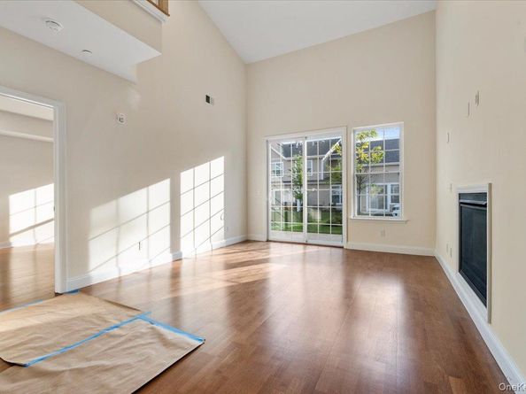 21 Steven Circle 21, Dix Hills NY 11746