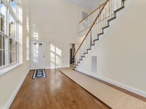 21 Steven Circle 21, Dix Hills NY 11746