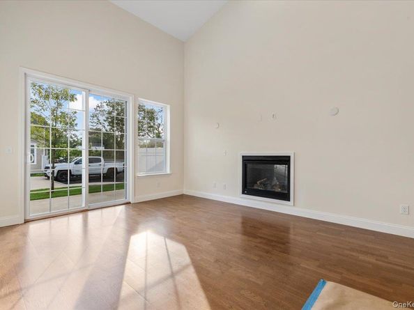 21 Steven Circle 21, Dix Hills NY 11746
