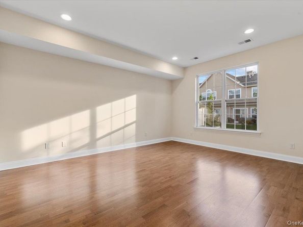21 Steven Circle 21, Dix Hills NY 11746
