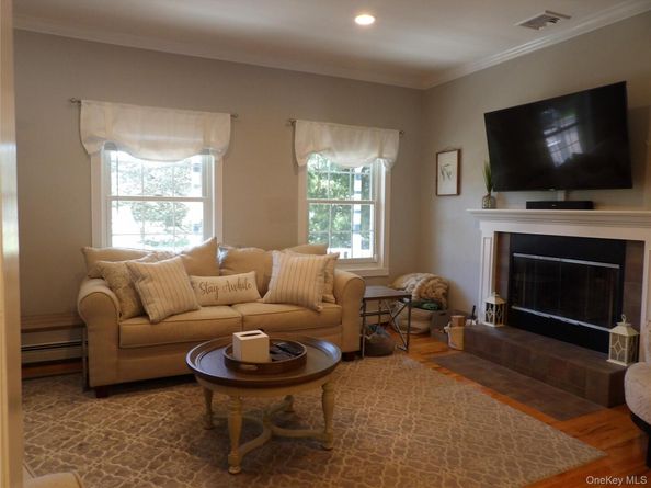 30 Rose Court, Lindenhurst NY 11757