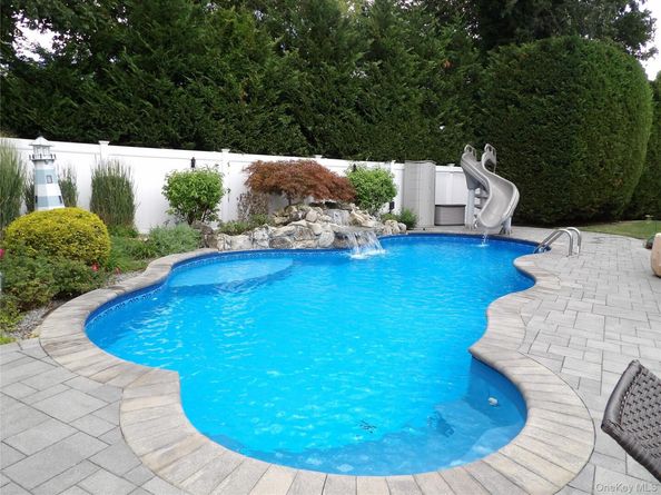 30 Rose Court, Lindenhurst NY 11757