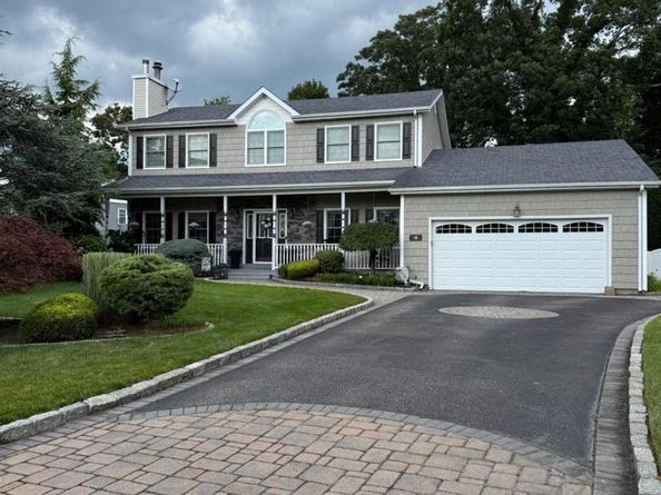 30 Rose Court, Lindenhurst NY 11757